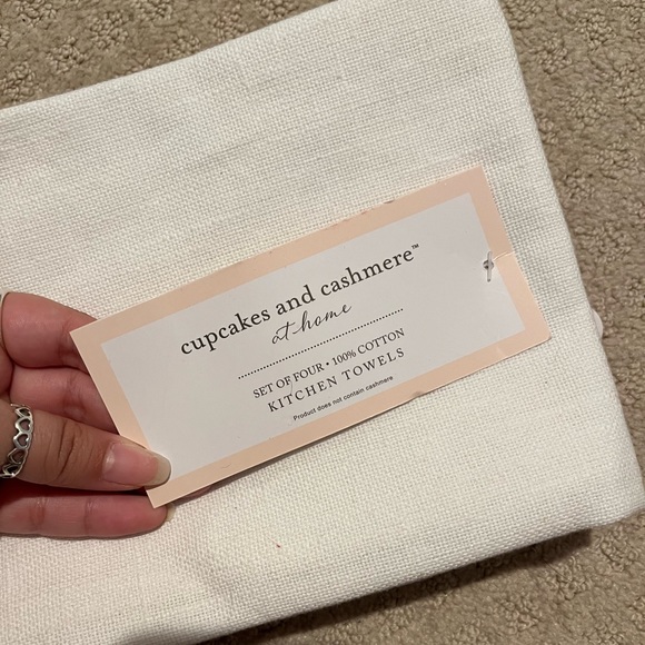 Cupcakes and Cashmere Valentines Towels NWT - Picture 2 of 4